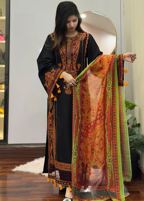 Buy original Inaya Tehzeeb Libas black stitched 3-piece lawn suit with straight trouser and printed dupatta, available at Tajori