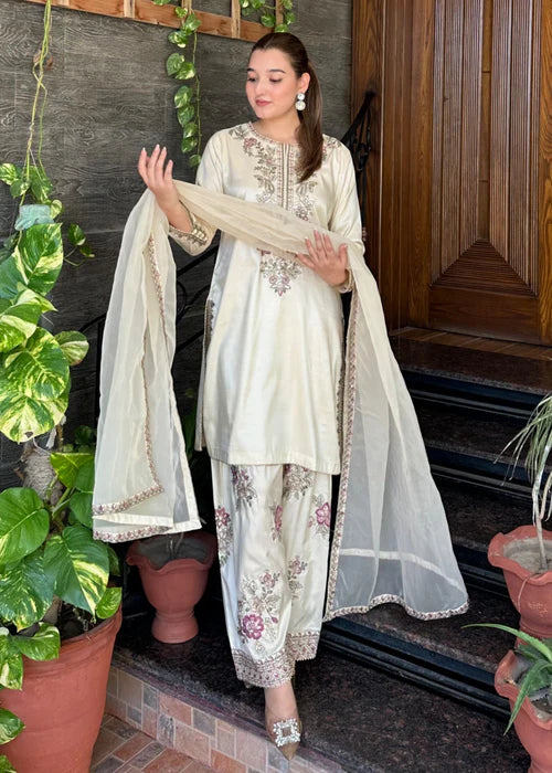Luxury off-white kurta set with embroidered dupatta, trendy Pakistani style ethnic suit for wedding, Tajori fashion collection