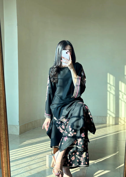 Elegant black traditional salwar kameez style two piece outfit for girls